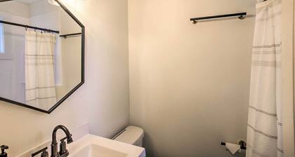 Modern-chic Studio ~ 1 Mile to Dtwn Spokane!
