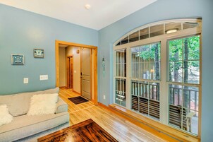 House (6 Bedrooms) | Interior