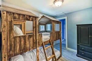 House (6 Bedrooms) | Interior