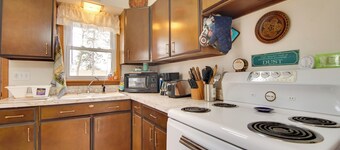 Twin Lakes Home - Walk to Lake Elizabeth!
