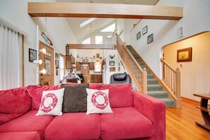 House (3 Bedrooms) | Interior - Twin Lakes Home - Walk to Lake Elizabeth! (Twin Lakes)
