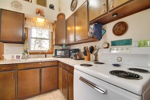 House (3 Bedrooms) | Interior - Twin Lakes Home - Walk to Lake Elizabeth! (Twin Lakes)