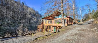 Avalon Woods Riverfront Retreat: Walk to Waterfall