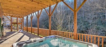 Avalon Woods Riverfront Retreat: Walk to Waterfall