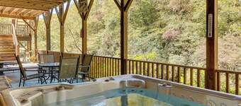 Avalon Woods Riverfront Retreat: Walk to Waterfall