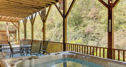 Avalon Woods Riverfront Retreat: Walk to Waterfall