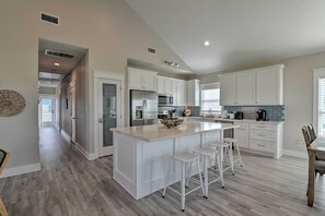 Interior - < 1 Mi to Sea Isle Beach: Home w/ Pool Access (Galveston)