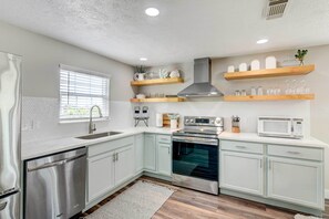 House (3 Bedrooms) | Interior - Walk to Beach: Charming Home w/ Deck in Galveston (Galveston)