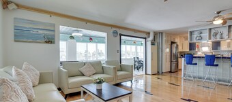 Waterfront Galveston Bay Retreat - 4 Mi to Beach!