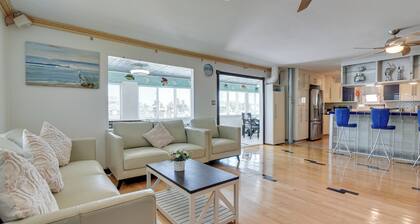 Waterfront Galveston Bay Retreat - 4 Mi to Beach!