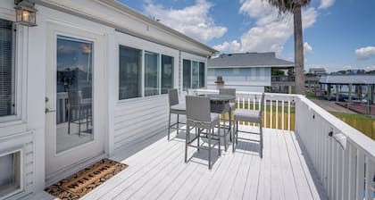 Waterfront Galveston Bay Retreat - 4 Mi to Beach!