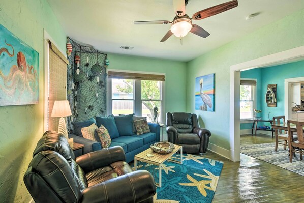House (2 Bedrooms) | Interior - 2 Mi to Beach & Seawall: Quaint Home in Galveston! (Galveston)