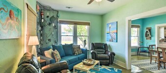 2 Mi to Beach & Seawall! Coastal Winter Escape