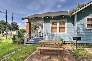 Interior - 2 Mi to Beach & Seawall! Coastal Winter Escape (Galveston)