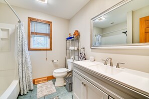 Hair dryer, towels - Saratoga Springs Home Near Skidmore College! (Saratoga Springs)