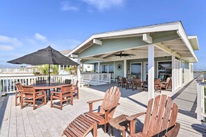 House (3 Bedrooms) | Interior - Waterfront Deck: Charming Galveston Home! (Galveston)
