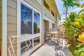 Outdoor dining - Kailua-kona Vacation Rental - Walk to Beach! (Kailua-Kona)