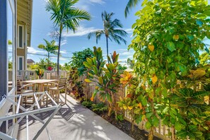 Outdoor dining - Kailua-kona Vacation Rental - Walk to Beach! (Kailua-Kona)