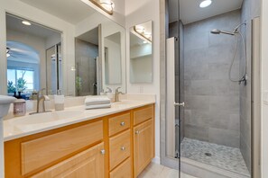 Shower - Kailua-kona Vacation Rental - Walk to Beach! (Kailua-Kona)