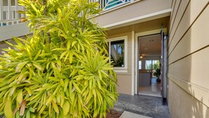 Interior - Kailua-kona Vacation Rental - Walk to Beach! (Kailua-Kona)