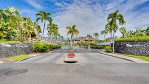 Interior - Kailua-kona Vacation Rental - Walk to Beach! (Kailua-Kona)