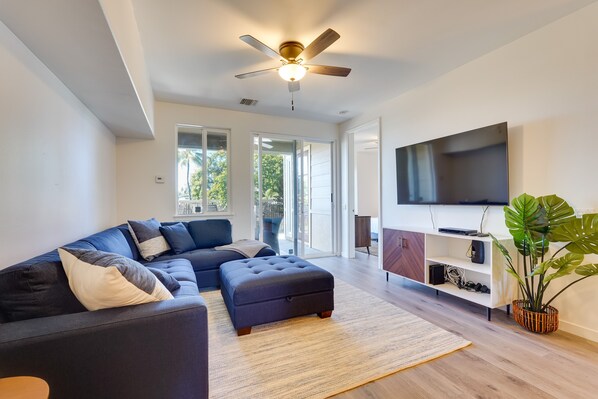 Living area - Kailua-kona Vacation Rental - Walk to Beach! (Kailua-Kona)