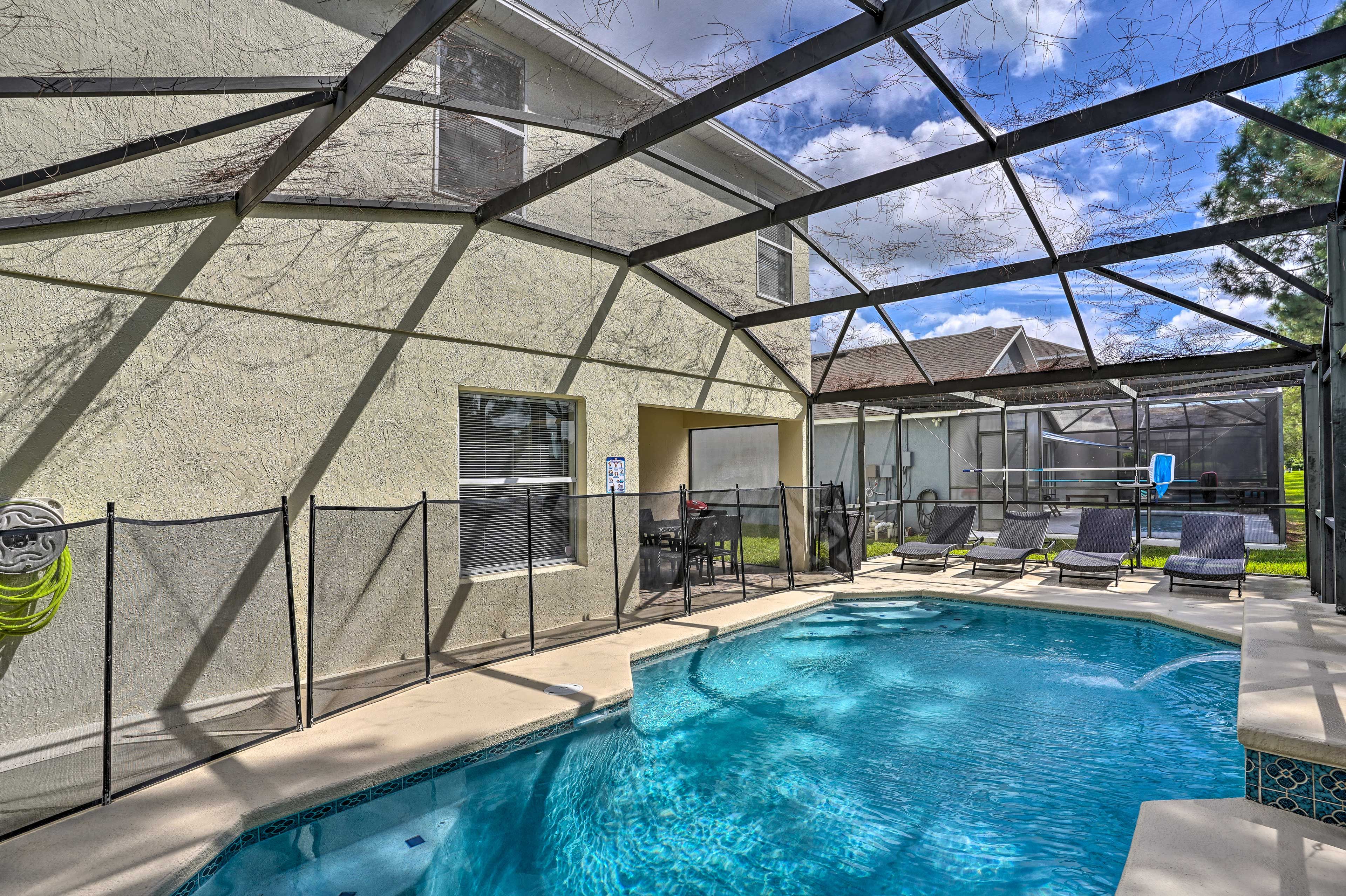 Ein überdachter Pool mit Blick auf ein Haus und einen klaren Himmel.