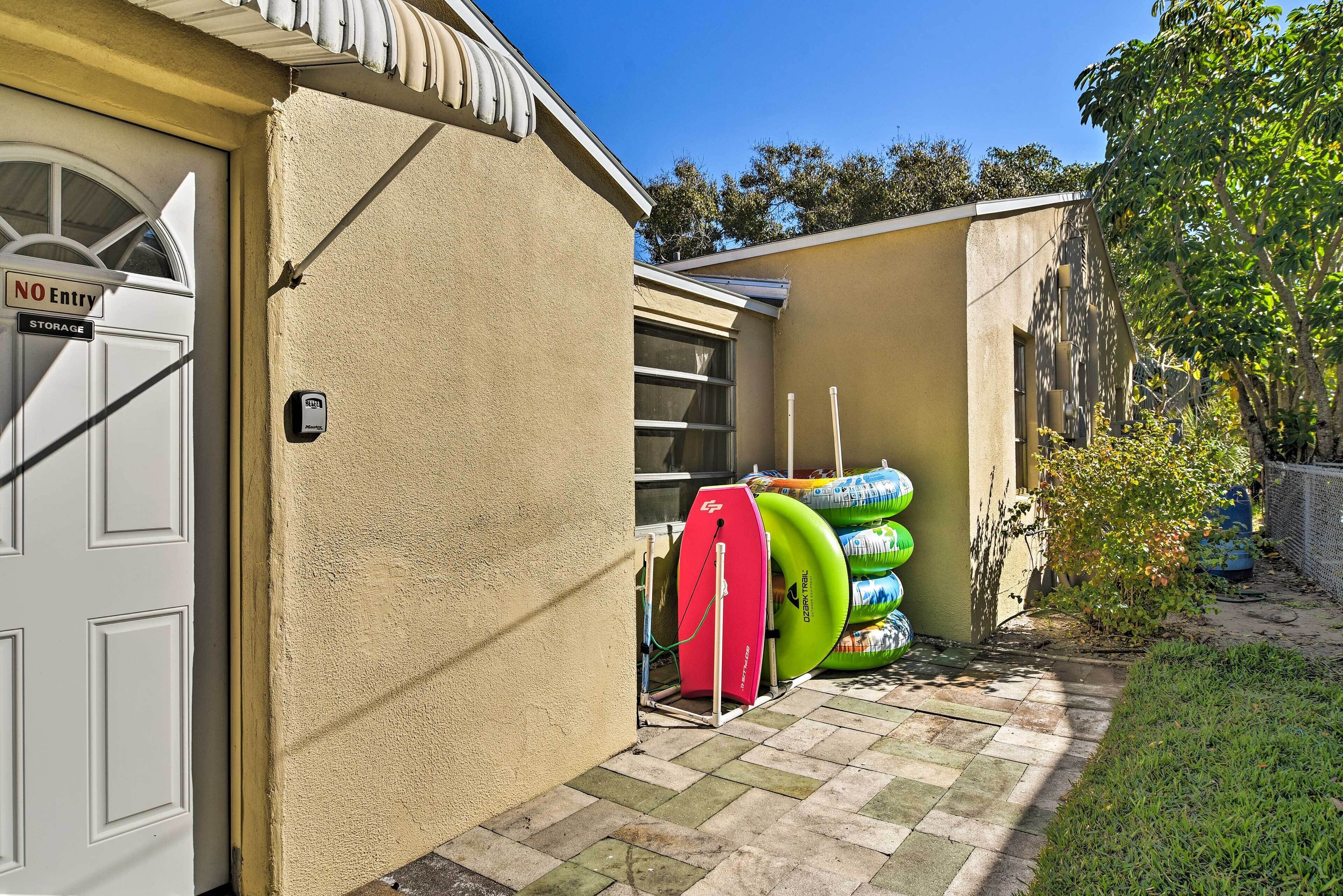 Un área de almacenamiento con un letrero de 'No Entrar', una puerta y accesorios hinchables para piscina.