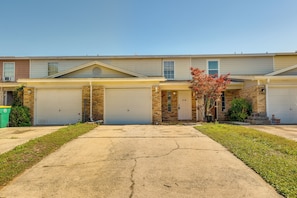 Apartment (3 Bedrooms) | Interior - Breezy Fort Walton Townhome ~ 5 Mi to Beach! (Fort Walton Beach)