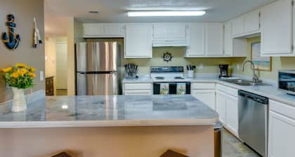 Breezy Fort Walton Townhome ~ 5 Mi to Beach!