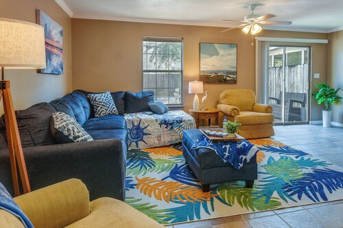 Breezy Fort Walton Townhome ~ 5 Mi to Beach!