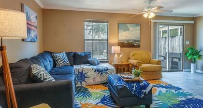 Breezy Fort Walton Townhome ~ 5 Mi to Beach!