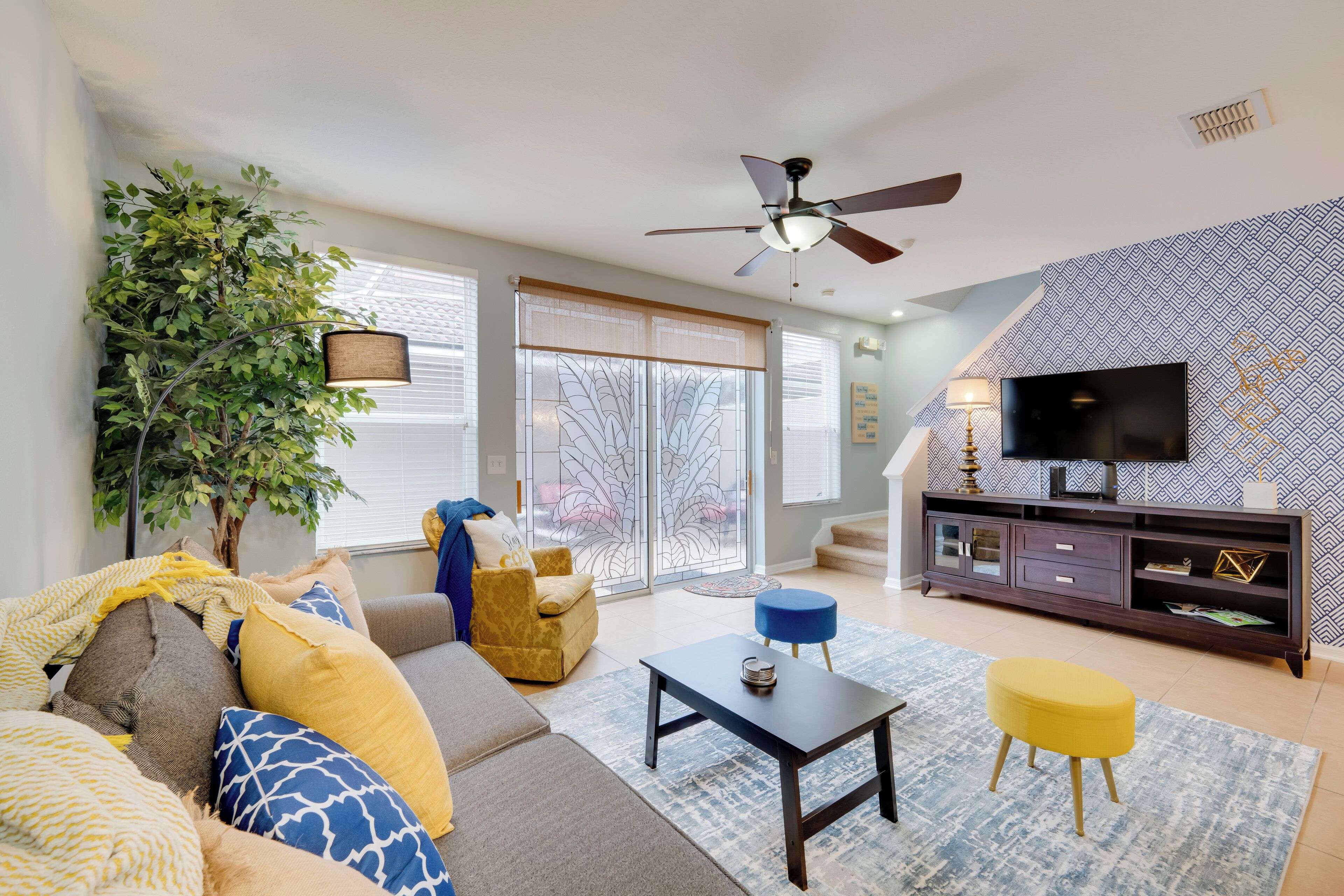 Apartment (3 Bedrooms) | Living area | TV