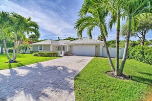 Property grounds - Vero Beach Studio w/ Jacuzzi & Close to Shore (Vero Beach)