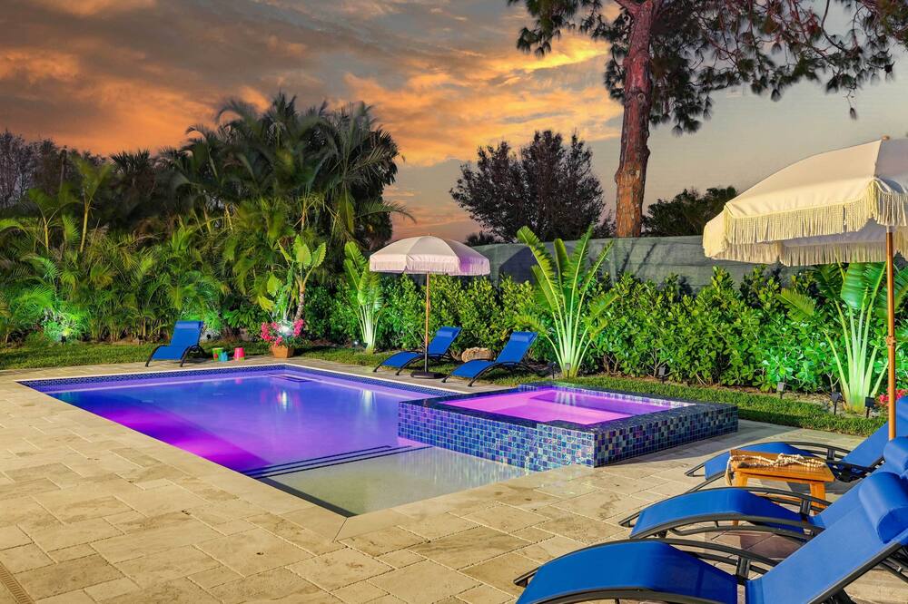 Modern Naples Oasis w/ Saltwater Pool & Jacuzzi! - North Naples, FL