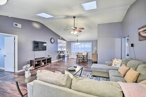 House (3 Bedrooms) | Ruang tamu | TV