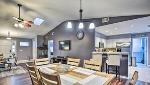 Une cuisine moderne équipée d’un four à micro-ondes encastré, d’un réfrigérateur et d’un coin bar.