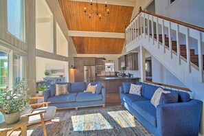 Interior - Stunning Lake Arrowhead Home: Decks & Hot Tub (Lake Arrowhead)