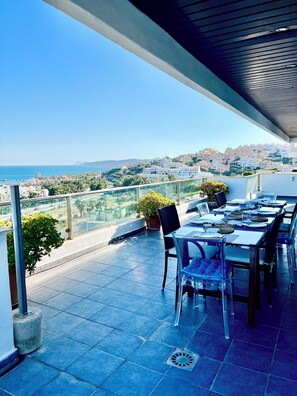 Outdoor dining - Spacious modern penthouse, spectacular views of Malaga, Gibraltar and Morocco (Casares Costa)