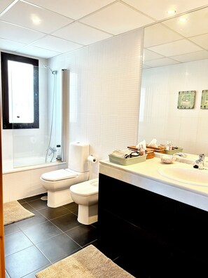 ヘアドライヤー、ビデ、タオル、石鹸