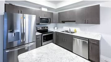 Køleskab, mikrobølgeovn, ovn, kogeplade