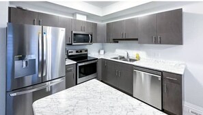 Frigorifero, microonde, forno, piano cottura