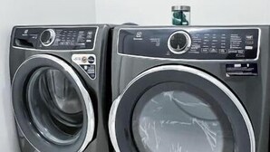 Une buanderie équipée de deux machines à laver à chargement frontal.