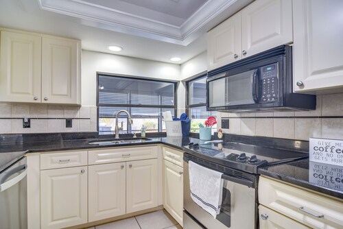 Coastal Getaway in Seminole < 3 Mi to Beach!