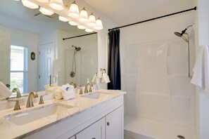 Bathroom - Canal-front Cape Coral Home Rental: Pool, Lanai! (Cape Coral)