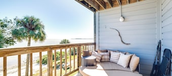 Cedar Key Condo w/ Balcony & Gulf Views!