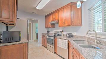 Casa (2 Bedrooms) | Cozinha privada | Micro-ondas, fogão, cooktop, lava-louças