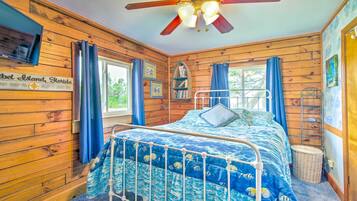 2 bedrooms, iron/ironing board, free cribs/infant beds, bed sheets