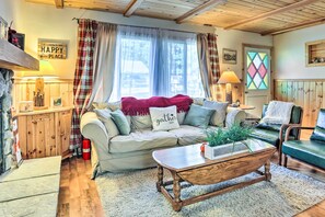 TV, fireplace, books - Charming Big Bear Cabin w/ Gas Grill (Big Bear City)