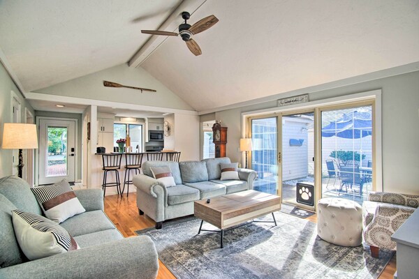 2 Mi To Beach: Retreat W/ Pool & Grill In Mashpee! - Sandwich, MA